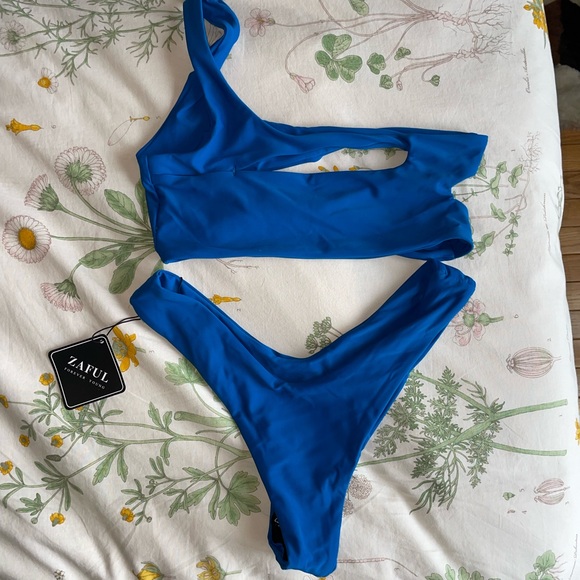 Bikini - Picture 4 of 5